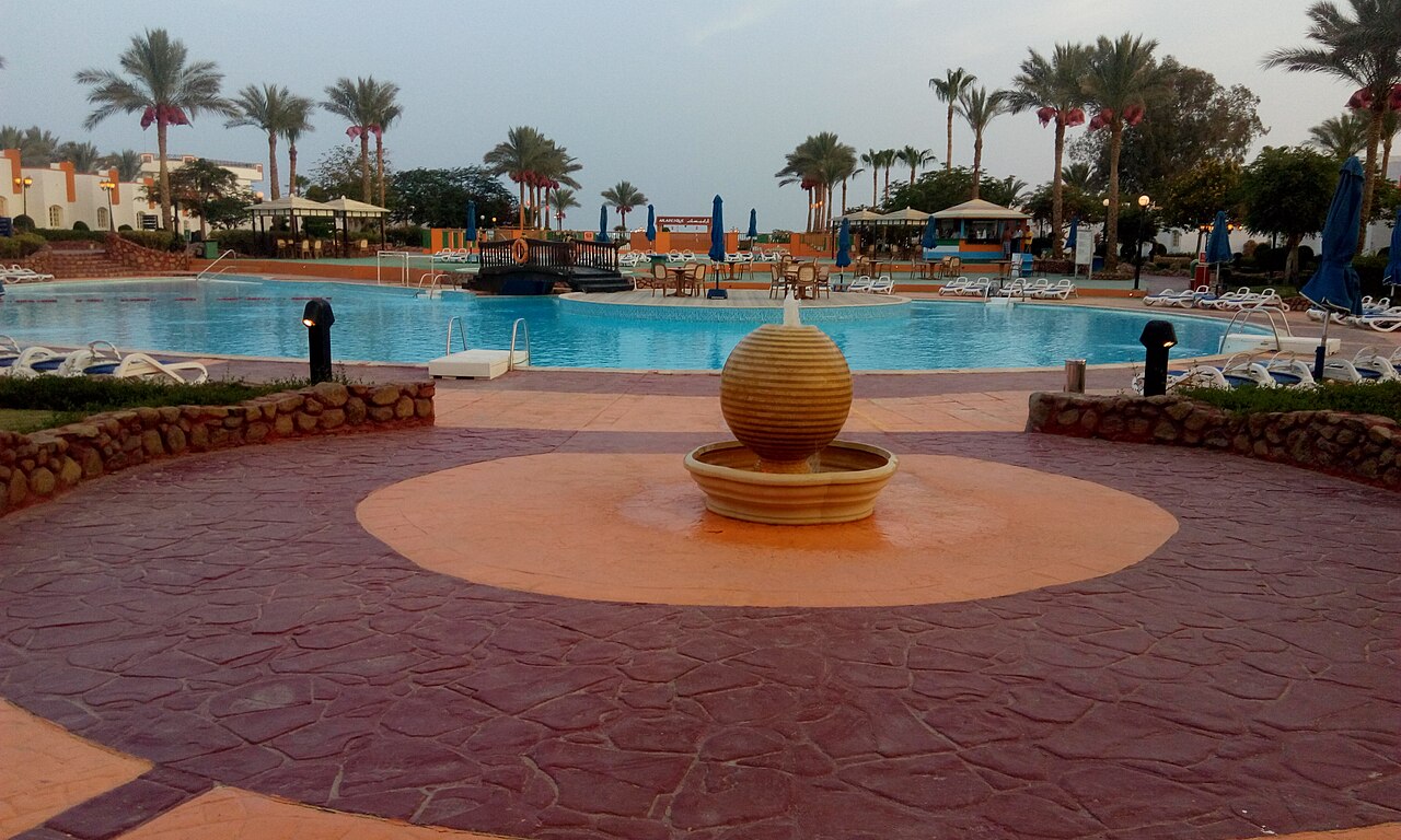 Piscina e edifici del Gafy Resort Aqua Park a Naama Bay