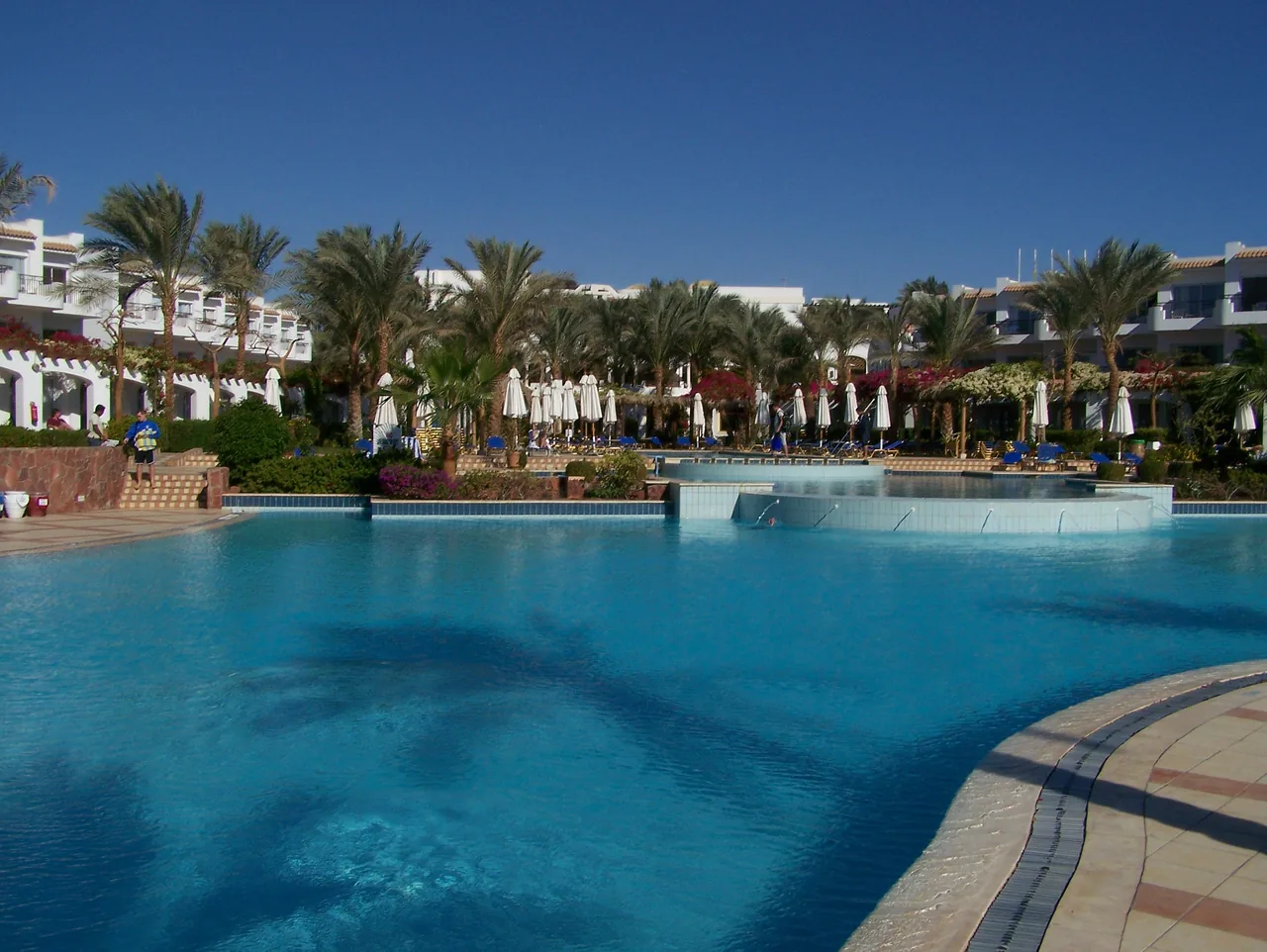 Piscina ed edifici del JAZ Fanara, fotografati nel 2008 quando la struttura si chiamava Iberotel Club Fanara