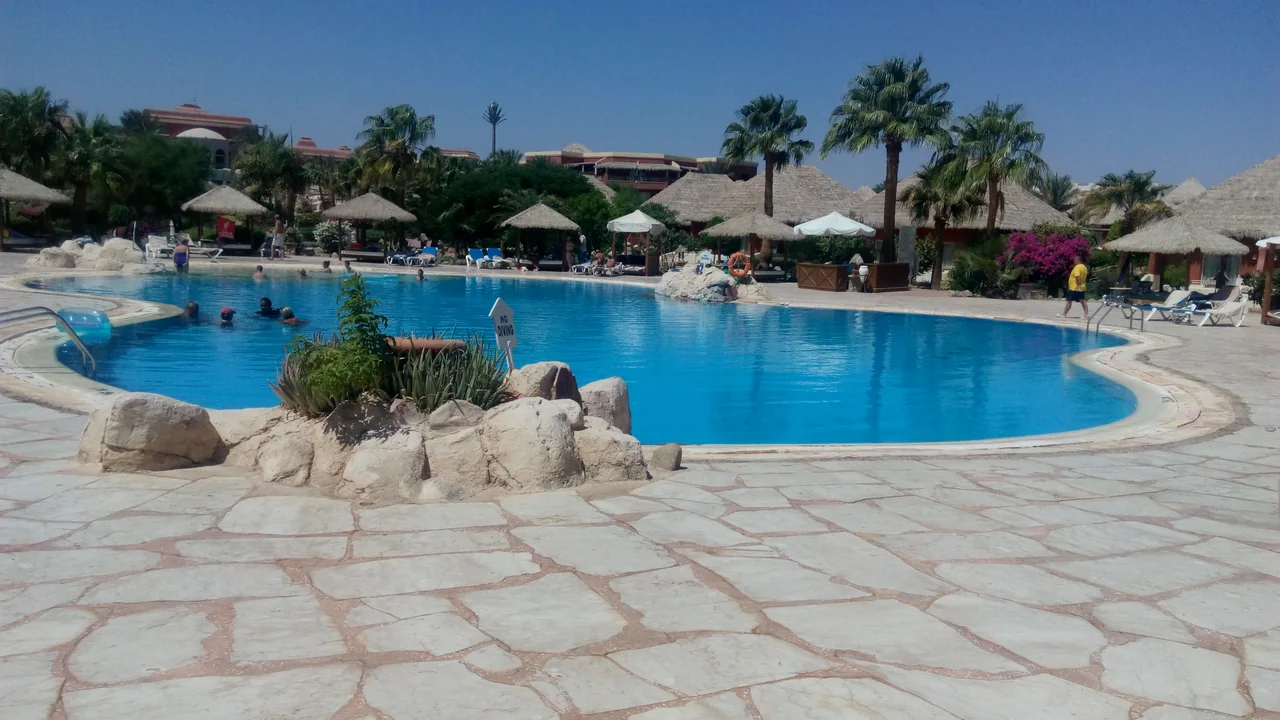 Area piscina del Laguna Vista Beach Resort in una fotografia Wikimedia Commons del 2015; immagine storica