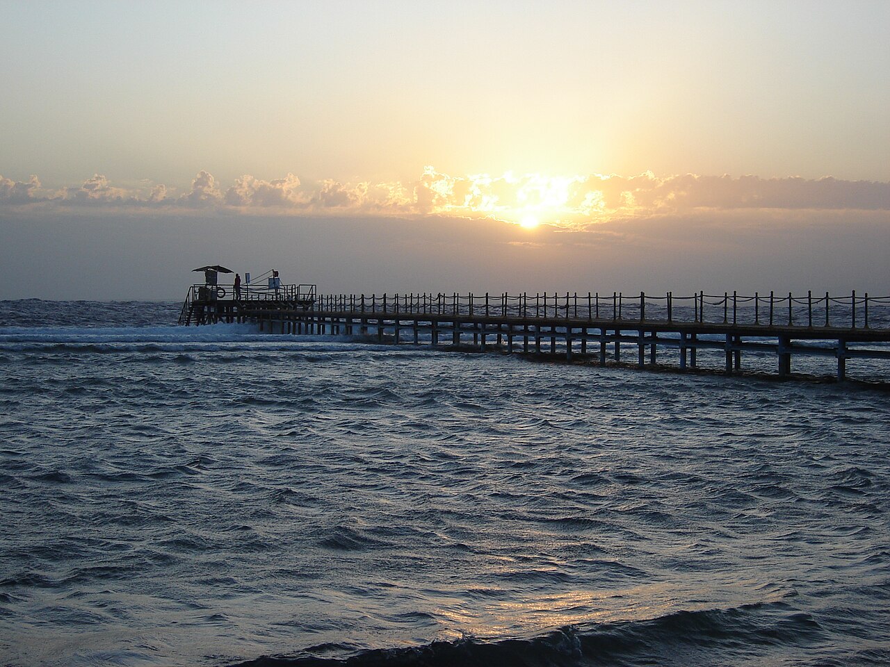 Il pontile del Nubian Island Hotel all’alba sul Mar Rosso