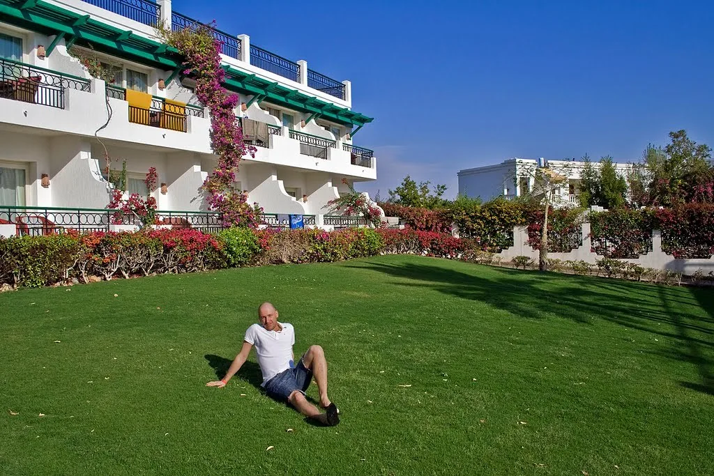 Edificio affacciato sul giardino del Safir Sharm Waterfalls Resort, fotografato nel 2016