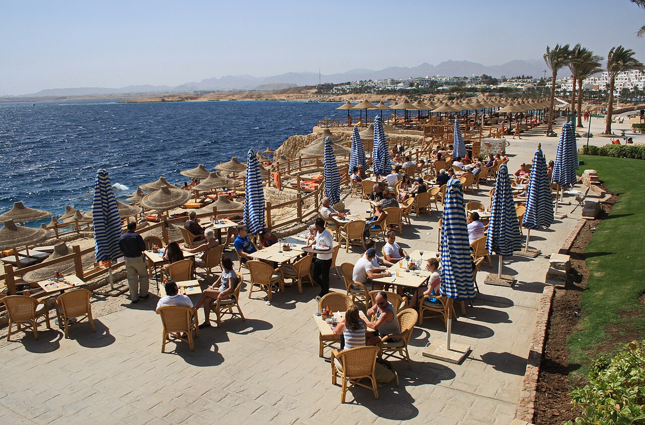 Terrazze della spiaggia e costa del Mar Rosso allo Sharm Plaza Hotel
